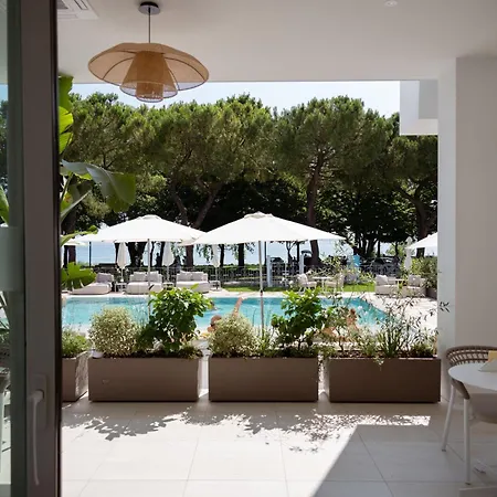 Hi - Lakeview Pool سيرمِيوني