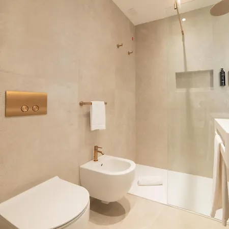 فندق Hi - Lakeview Pool سيرمِيوني