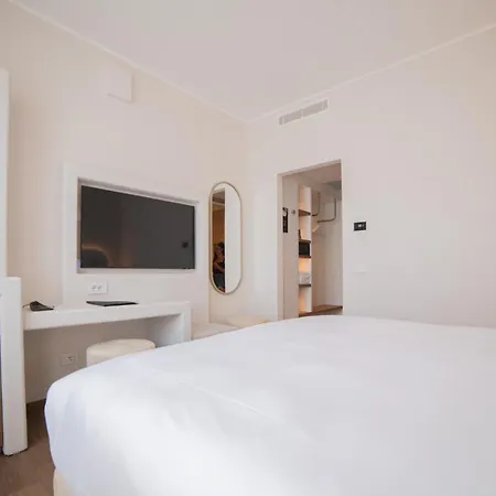Hi - Lakeview Pool 3* سيرمِيوني