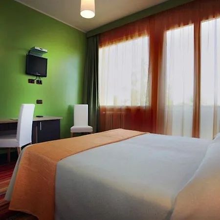 فندق Hi - Lakeview Pool 3*