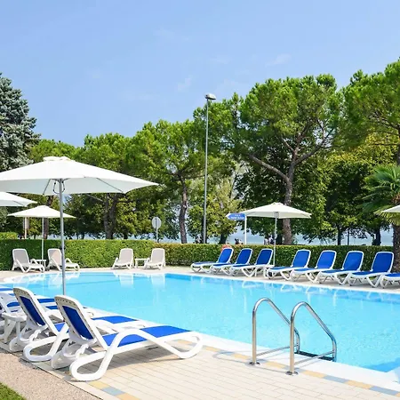 فندق Hi - Lakeview Pool سيرمِيوني